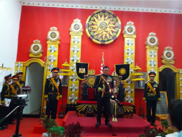 Raja dari Keraton Agung Sejagat adalah Totok Santosa Hadiningrat alias Sinuhun (tengah). Foto: Twitter/@aritsantoso