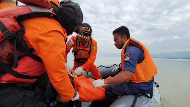 Evakuasi jenazah Riski, remaja yang tenggelam di Sungai Palu. Foto: Basarnas Palu