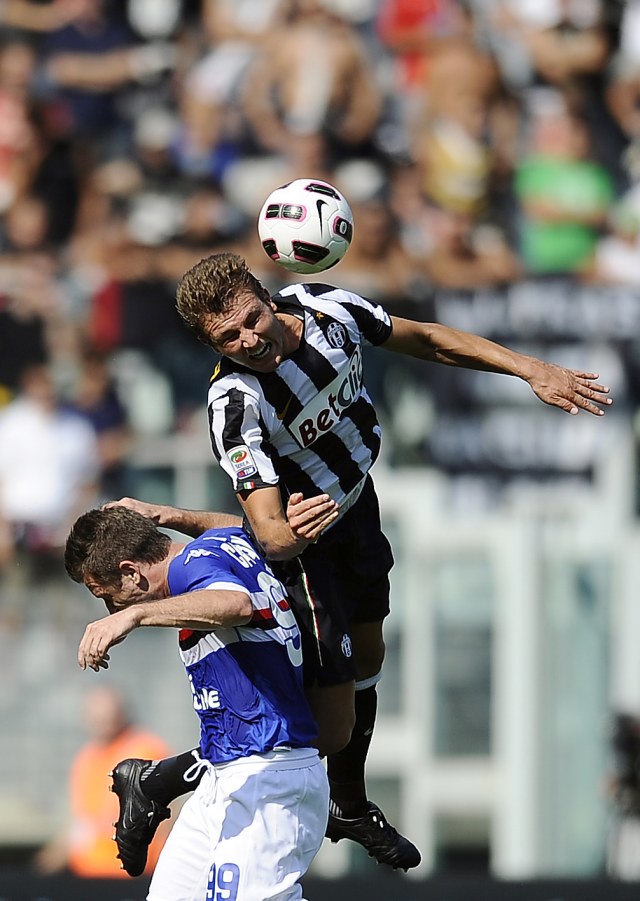 Marco Motta (berkostum hita-putih) ketika masih memperkuat Juventus. Foto: Filippo Monteforte/AFP