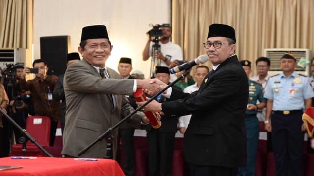 GUBERNUR Riau, Syamsuar (kanan) bersalaman dengan Sekdaprov Riau, Yan Prana Jaya Indra Rasyid, Jumat, 22 November 2019.