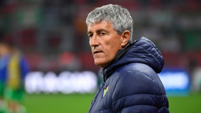 Quique Setien, resmi dipecat dari Barcelona. Foto: AFP/Damian Meyer
