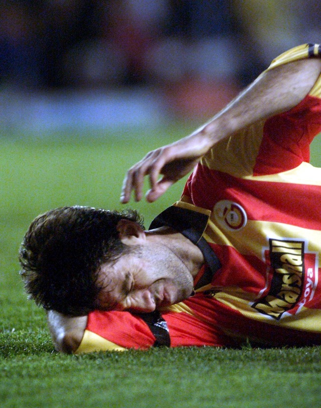 Hakan Sukur ketika bermain untuk Galatasaray. Foto: AFP/Adrian Dennis