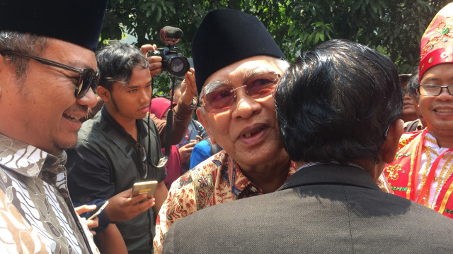Pengasuh Pondok Pesantren Raudlatut Thalibin, Rembang Kiai Haji Ahmad Mustofa Bisri atau Gus Mus. Foto: Arfiansyah Panji Purnandaru/kumparan