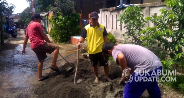 Warga Perumahan Bukit Cidahu Asri (BCA) Desa Mekarsari, Kecamatan Cicurug, Kabupaten Sukabumi sedang kerja bakti lantaran perumahan tersebut kini tak terurus ditinggal kabur pengembang. | Sumber Foto:Syahrul Himawan