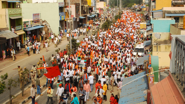 Warga India memprotes pembangunan patung Yesus. Foto: AFP/STR