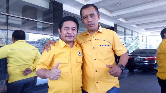Ahmad Zakir Mando (kanan) bersama Anjas Taher (politisi Golkar), saat menghadiri Rapat Pleno Diperluas DPD Golkar di Grand Dafam, Ternate. Foto: Rajif Duchlun/cermat