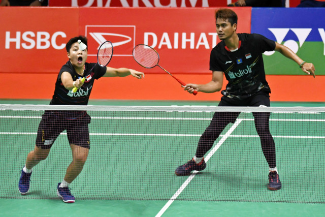 Pasangan ganda campuran Indonesia, Tontowi Ahmad/Apriyani Rahayu, berusaha mengembalikan kok saat pertandingan Indonesia Masters 2020 di Istora Senayan, Jakarta. Foto: ANTARA FOTO/Aditya Pradana Putra