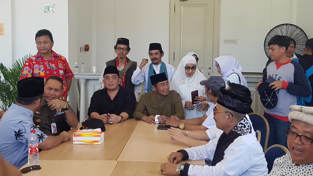 Terlihat sosok Haji Lulung di Hamparan Massa Pro Anies di Halaman Balai Kota, Selasa (14/1). Foto: Efira Tamara Thenu/kumparan