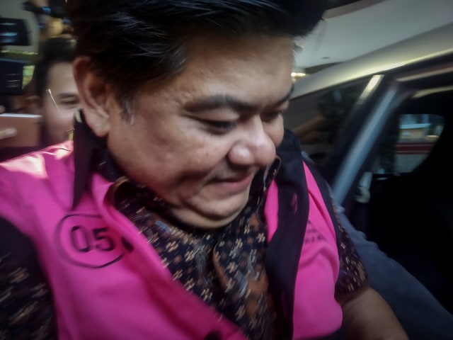 Presiden Komisaris PT Trada Alam Minera Tbk (TRAM) Heru Hidayat mengenakan rompi tahanan usai menjalani pemeriksaan  di Kejaksaan Agung, Jakarta. Foto: ANTARA FOTO/Anita Permata Dewi 