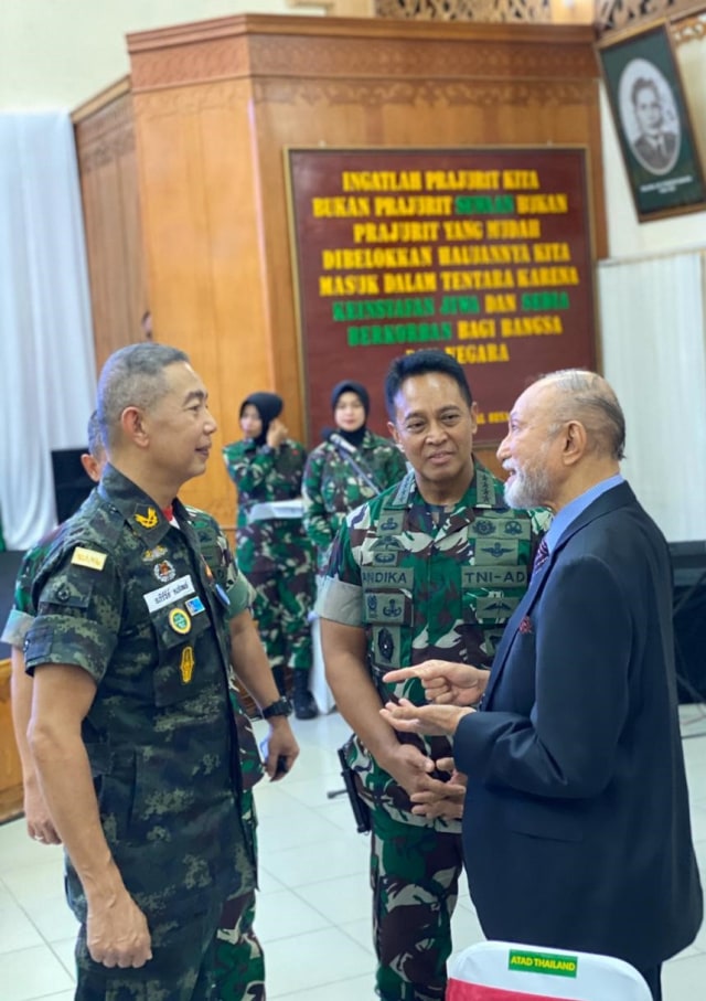 Wali Nanggroe Aceh, Teungku Malik Mahmud Al-Haythar, saat berbincang dengan Panglima Militer Thailand Jenderal Apirat Kongsompong di Aceh. Foto: Dok. Katibul Wali 