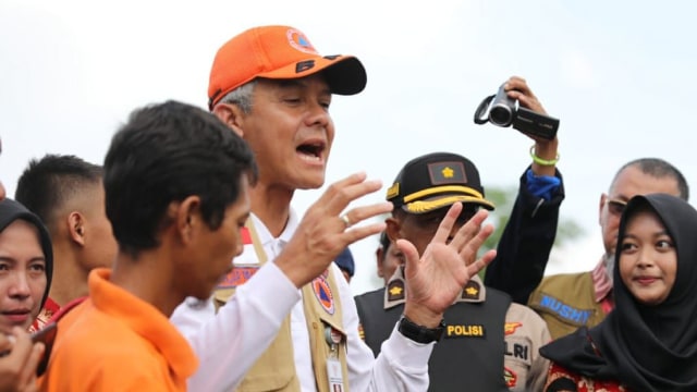 Gubernur Jawa Tengah Ganjar Pranowo mengajak siswa tinjau banjir. Foto: Dok. Humas Pemprov Jawa Tengah