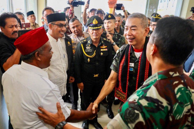 Bupati Pidie, Roni Ahmad, sudah tampil mengenakan kemeja putih saat bersalaman dengan Panglima Militer Thailand Jenderal Apirat Kongsompong. Foto: Suparta/acehkini