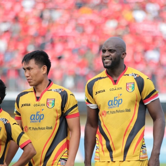 Mohamed Sissoko mengumumkan pensiun dari sepak bola profesional. Foto: Instagram @momosissokoofficiel