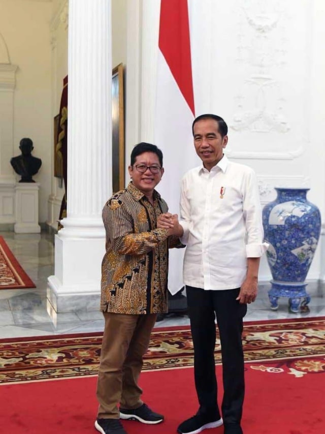 Teuku Neta Firdaus (kiri) bersama Presiden Joko Widodo. Dok. Pribadi