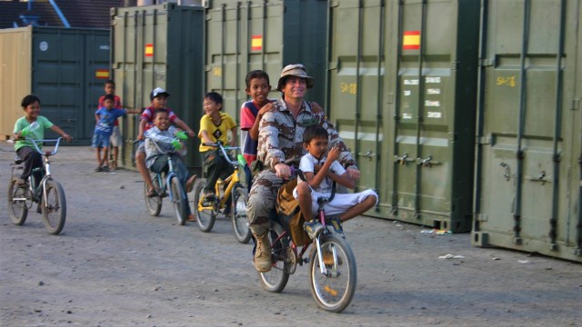 Anggota militer Spanyol bermain bersama anak-anak, di Lampineung, Banda Aceh, 17 Maret 2005. Sejumlah militer asing terlibat membantu Aceh pascatsunami. Foto: Adi Warsidi