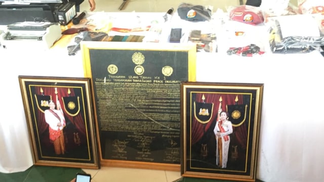 Barang bukti yang diamankan polisi dari Kerajaan Keraton Agung Sejagat di Purworejo, Jawa Tengah.  Foto: Afiati Tsalitsati/Kumparan