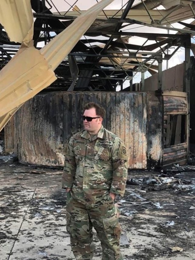 Tentara Amerika Serikat berdiri di dekat puing-puing sisa serangan rudal Iran di pangkalan udara Ain al-Asad, Irak. Foto: AP / Qassim Abdul-Zahra