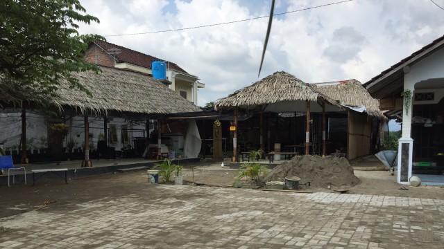 Suasana di rumah kontrakan raja Purworejo di Dusun Berjo Kulon RT 5 RW 4, Desa Sidoluhur, Sleman, DI Yogyakarta
 Foto: Arfiansyah Panji Purnandaru/kumparan