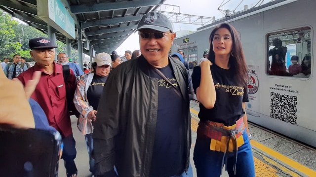 Maudy Koesnaedi (kanan) dan Salman Al Farisi (pemeran Koh Ahong) di Stasiun Pasar Minggu, Jakarta Selatan, Rabu (15/1). Foto: Maria Gabrielle Putrinda/kumparan