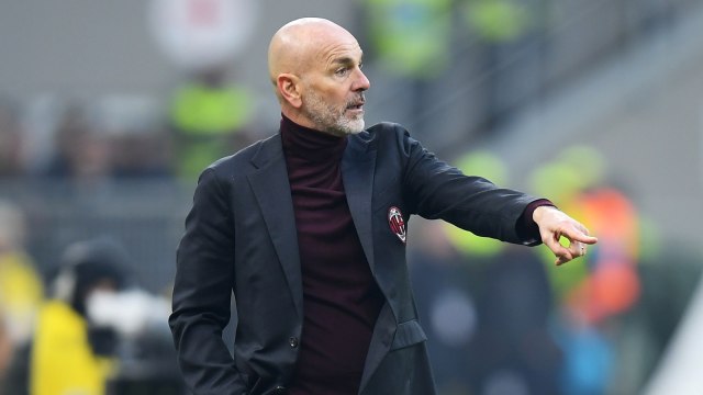 Pelatih Milan, Stefano Pioli, di laga melawan Cagliari. Foto: Reuters/Daniele Mascolo