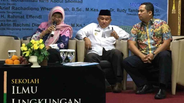 Dosen UI Dwita Sutjiningsih (kiri) Walikota Depok Mohammad Idris (tengah) dan  Walikota Tangerang Arief Rachadiono Wismansyah (kanan) di Kampus UI Salemba. Foto: Andesta Herli Wijaya/kumparan