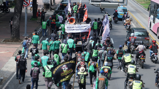 Pengemudi ojek online melakukan long march saat demo di kawasan Balaikota DKI Jakarta. Foto: Helmi Afandi Abdullah/kumparan