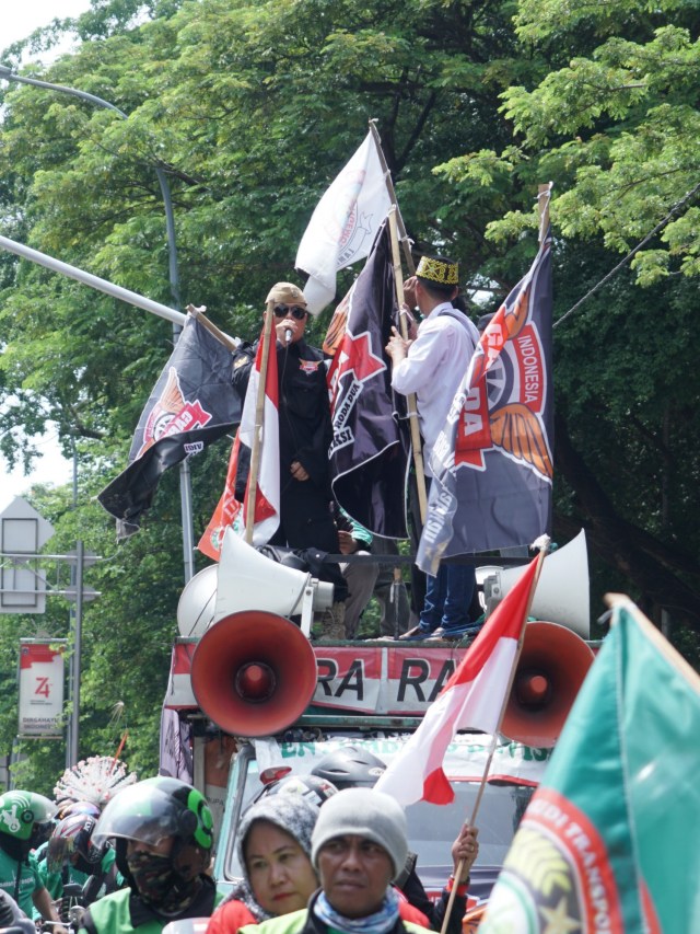Orasi pengemudi ojek online saat demo di kawasan Balaikota DKI Jakarta. Foto: Helmi Afandi Abdullah/kumparan