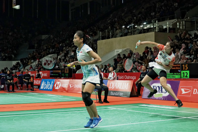 Ganda Putri Indonesia Ni Ketut Mahadewi Istarani dan Tania Oktaviani Kusumah pada pertandingan Indonesia Masters 2020 di Istora Senayan, Jakarta. Foto: Jamal Ramadhan/kumparan 