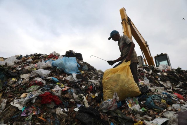 Pemulung di TPA Keudah, Banda Aceh. Foto: Suparta/acehkini  