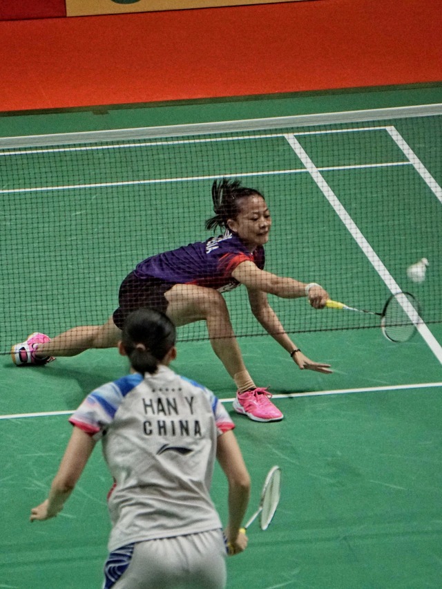 Tunggal putri Indonesia Fitriani berusaha membalikkan kok pada pertandingan Indonesia Masters 2020 di Istora Senayan, Jakarta.
 Foto: Jamal Ramadhan/kumparan 