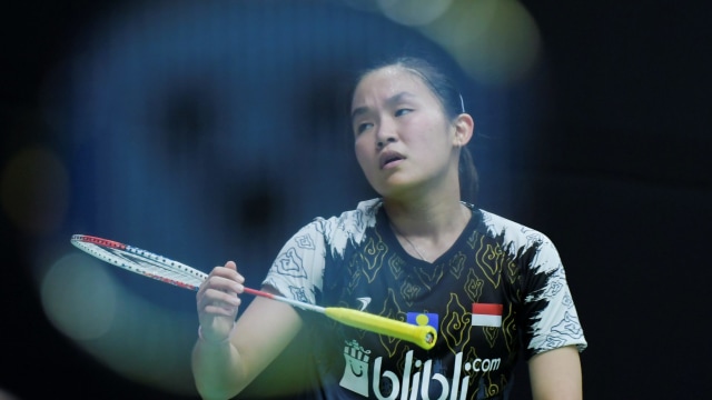 Pebulu tangkis tunggal putri Indonesia Ruselli Hartawan berusaha mengembalikan kok pertandingan Indonesia Masters 2020 di Istora Senayan, Jakarta. Foto: ANTARA FOTO/Galih Pradipta