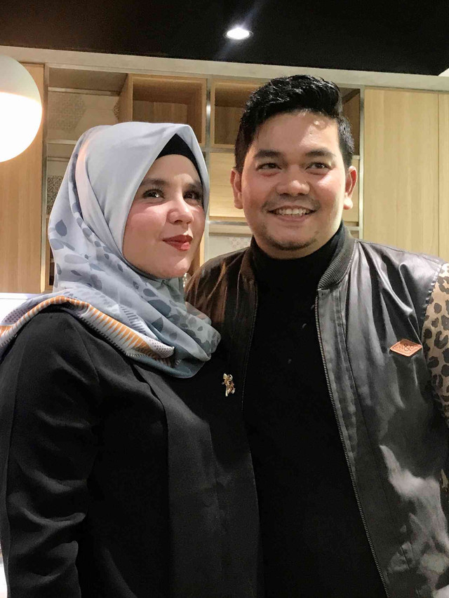 Indra Bekti dan istrinya, Aldila Jelita, di kawasan Senayan, Jakarta Pusat, Rabu (15/1). Foto: Regina Kunthi Rosary/kumparan