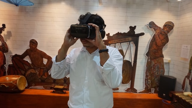 Pengunjung yang sedang mencoba kacamata VR (Virtual Reality). Foto: Gitario Vista Inasis/kumparan