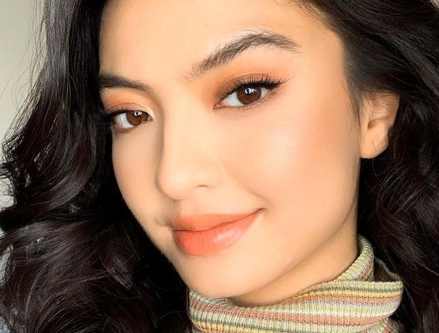 Inspirasi Makeup Lokal Bernuansa Cokelat ala Raline Shah untuk Datang ke Interview Kerja