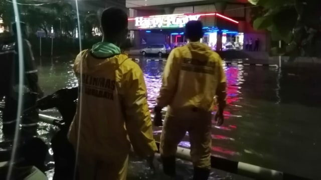 Petugas BPB linmas Surabaya memantau banjir di pertokoan darmo park. Foto: Dok. Istimewa