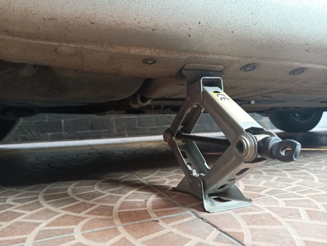 Titik tumpu dongkrak pada rocker panel Foto: Muhammad Ikbal