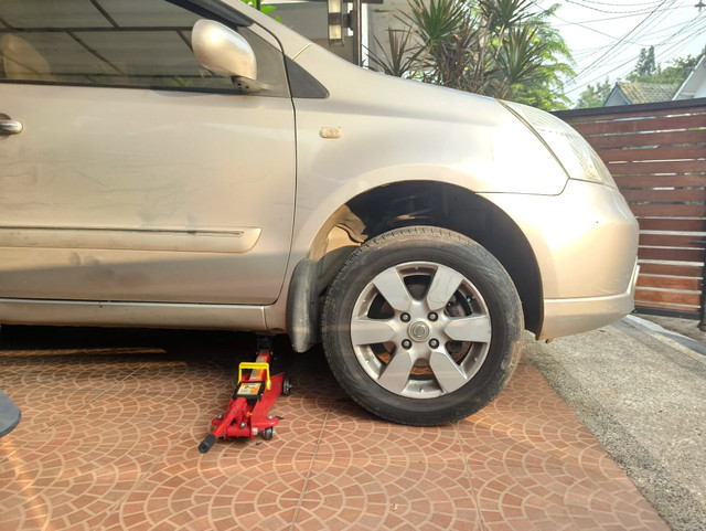 Ilustrasi dongkrak mobil dengan dongkrak buaya Foto: Muhammad Ikbal