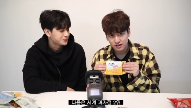 Chanwoo dan Yunhyeong iKON menikmati Gery Saluut Malkist Sweet Cheese. Foto: YouTube/찬우살이 