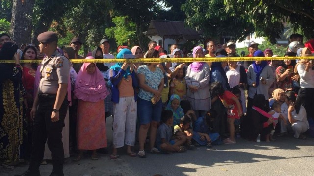 Warga padati rumah Hakim Jamaluddin di Medan.  Foto: Rahmat Utomo/kumparan 