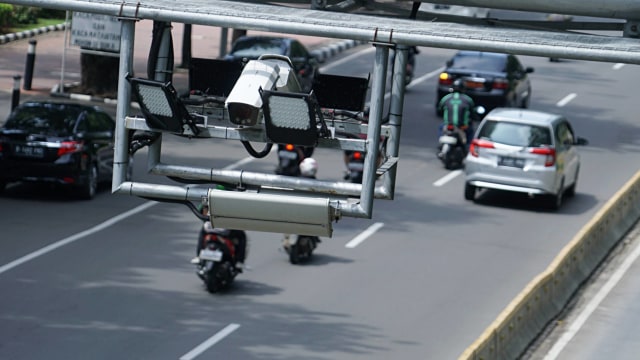 Sejumlah kendaraan melintas di Jalan Merdeka Barat, Kamis (16/1). Foto: Helmi Afandi Abdullah/kumparan