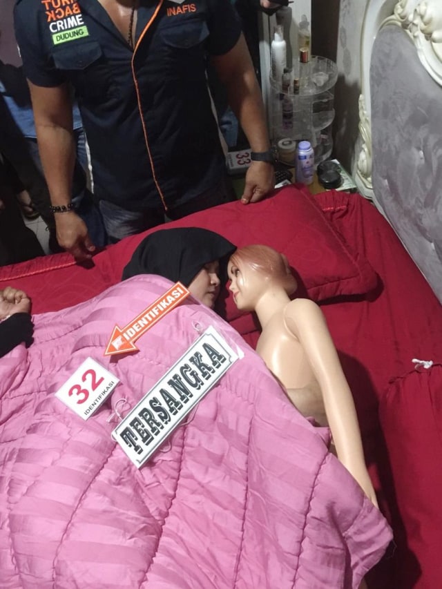 Polisi menggelar rekonstruksi tahap II pembunuhan hakim PN Medan Jamaluddin. Zuraida bersama manekin pengganti anaknya. Foto: Rahmat Utomo/kumparan 