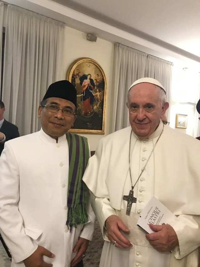 Katib Aam PBNU KH Yahya Cholil Staquf (kiri) bersama Paus Fransiskus (kanan). Foto: Dok. PBNU