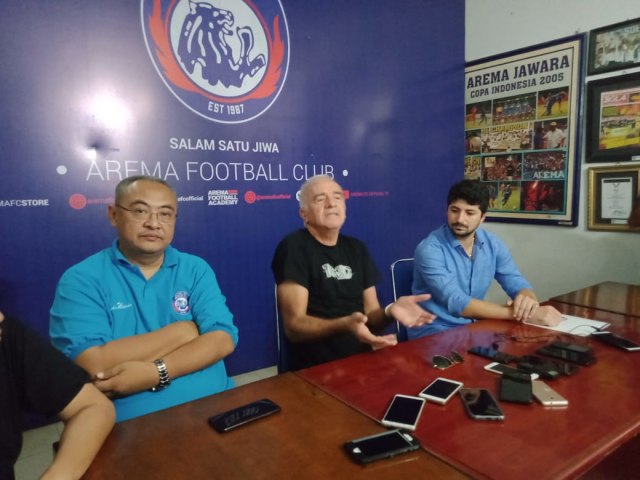 Pelatih baru Arema FC, Mario Gomez (tengah) ketika diperkenalkan secara resmi di kantor Arema FC, Kandang Singa, Kamis (16/1/2020) siang. (Foto: Rizal Adhi/Tugumalang.id)