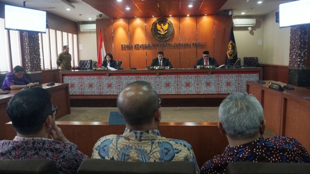 Plt Ketua DKPP Muhammad (tengah) memimpin sidang etik di Dewan Kehormatan Penyelenggara Pemilu (DKPP) di Jakarta, Kamis (16/1).  Foto: Fanny Kusumawardhani/kumparan 