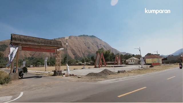 Pintu masuk menuju bukit Pergasingan, Lombok, NTB. Foto: Roni Kuncoro/kumparan