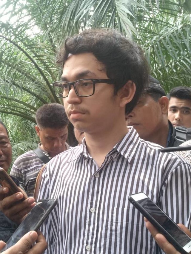 Anak kedua hakim Jamaluddin, Rajid, saat menyaksikan rekonstruksi pembunuhan ayahnya di salah satu kebun sawit di Medan, Sumatera Utara.  Foto: Rahmat Utomo/kumparan