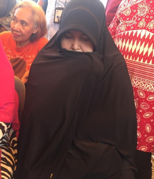 Cut Armayani (45) saat saat menunggu rekrontruksi pembunuhan bekas suaminya Jamaluddin, di Perumahan Royal Monaco, Kota Medan, Kamis (16/1). Foto: Rahmat Utomo/kumparan