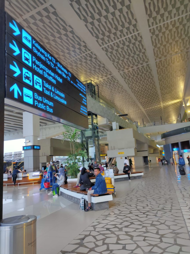 Suasana ruang tunggu di Lobby Terminal 3 Bandara Internasiona Soekarno-Hatta. Foto: Helinsa Rasputri/kumparan