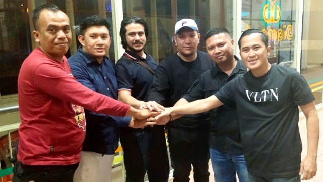 Ghatan Saleh Hilabi saat proses perdamaian dengan asisten DJ Nathalie Holscher, Stefano Ellya Tintington. Foto: Dok. Pengacara Ghatan, Machi Achmad.