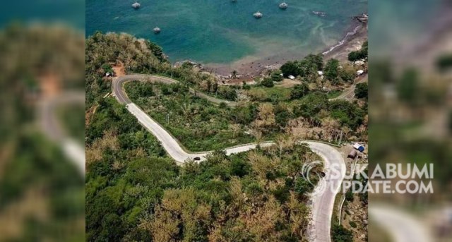 Jalan berliuk-liuk di Jalur Sabuk Geopark dipadukan dengan hamparan laut biru. Foto tersebut diambil menggunakan drone di atas Puncak Dini yang menjadi salah satu spot wisata di Geopark Ciletuh. | Sumber Foto:Facebook Geopark Ciletuh